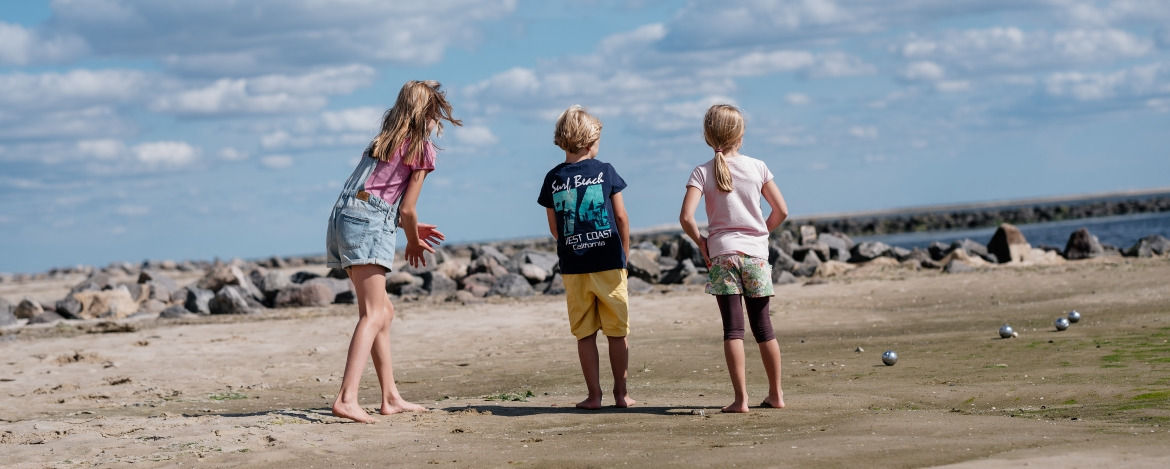 Familie beim Spielen am Strand von Amrum