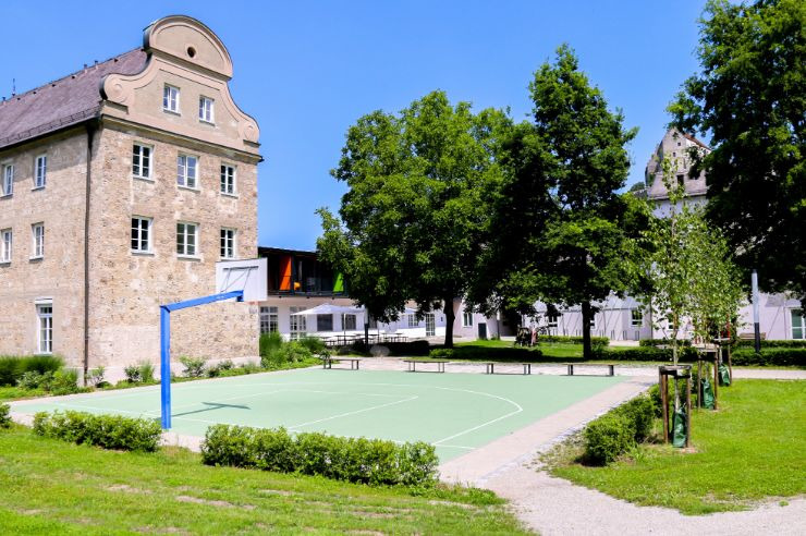 Großes Freizeitgelände mit Fußball-, Streetball-, Volleyball- und Badmintonfeld der Jugendherberge Burghausen