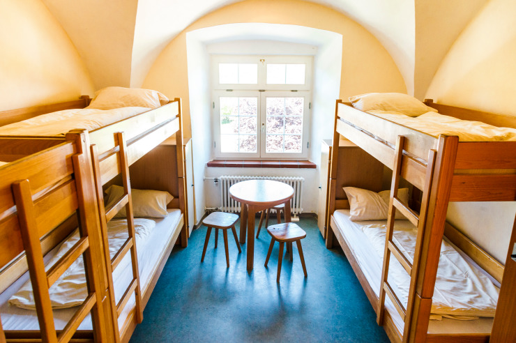 Mehrbettzimmer mit Stockbetten in der Jugendherberge Don Bosco in Benediktbeuern