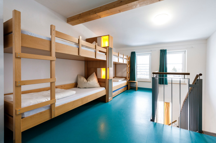 Mehrbettzimmer mit Stockbetten ausgestattet