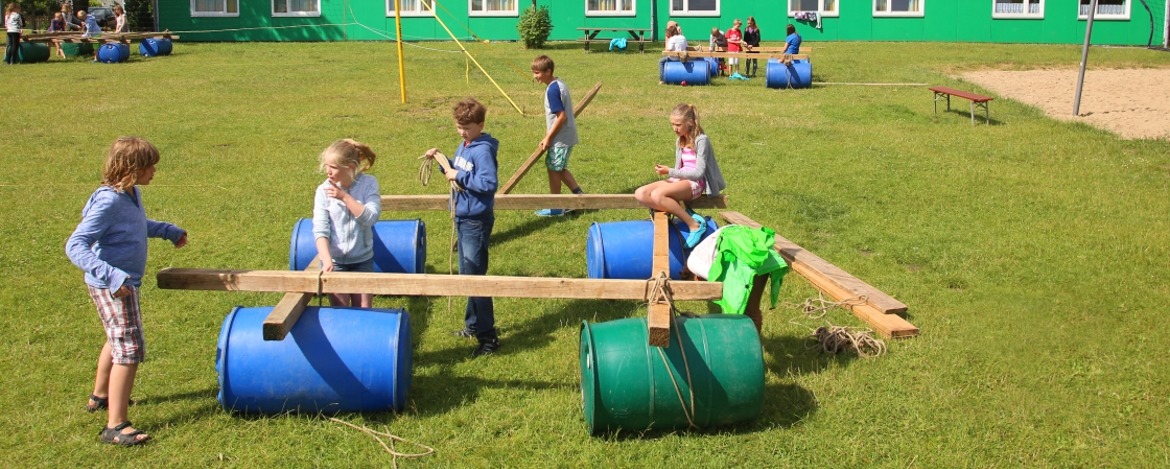 Flossbau beim Erlebnispädagogik-Programm der Klassenfahrt