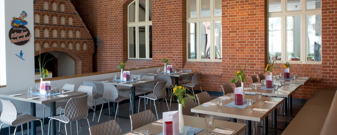 Bistro mit Spielbereich der Jugendherberge Berlin Ostkreuz