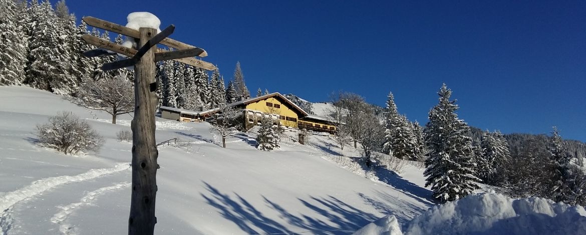 Ein Blick auf die tief verschneite Jugendherberge Bayrischzell-Sudelfeld