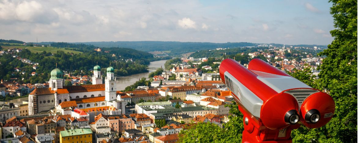 Gigantischer Blick auf den Zusammenfluss von Donau, Inn und Ilz in Passau