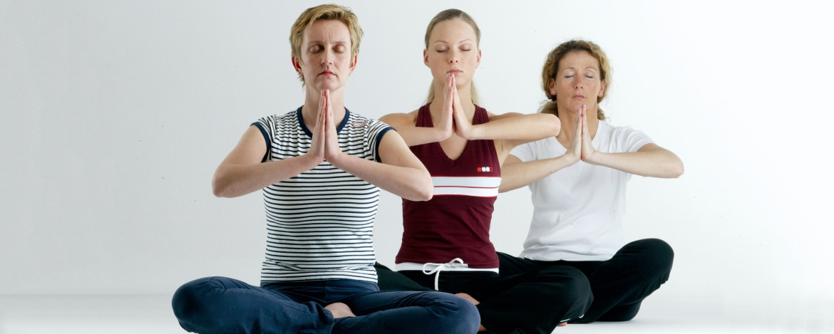 Yogaübungen beim Fastenkurs in der Jugendherberge