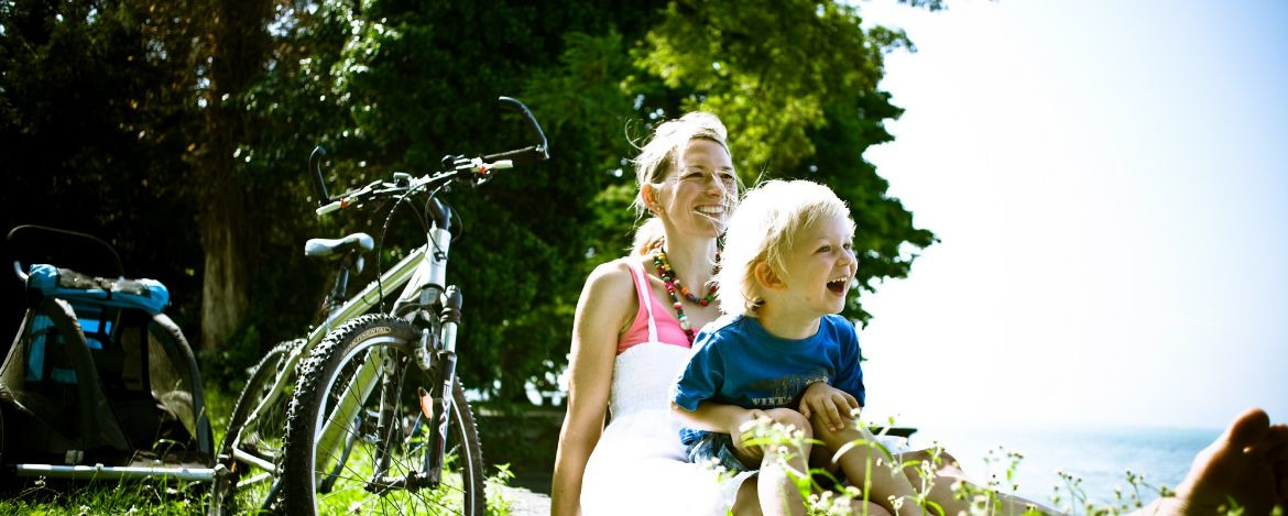 Mutter und Sohn mit dem Fahrrad im Altmühltal unterwegs