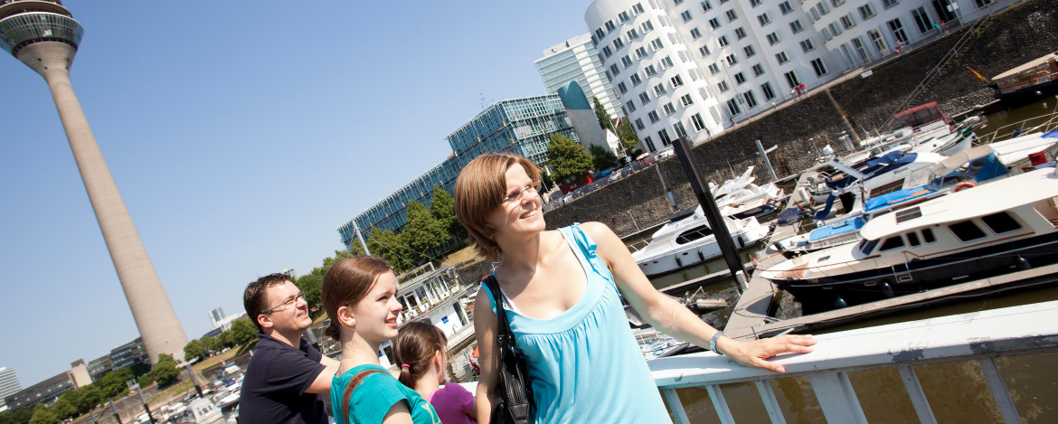 Medienhafen mit Gehry-Bauten und Fernsehturm