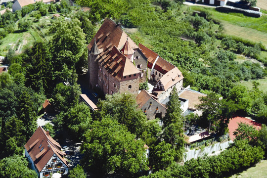 Jugendherberge Burg Wernfels - GlobalCastle im Sommer